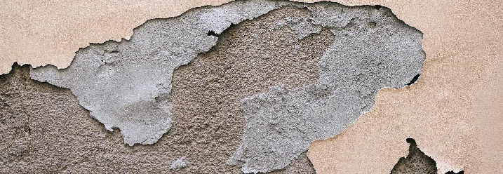 Abblätternde Farbe an einer Wand